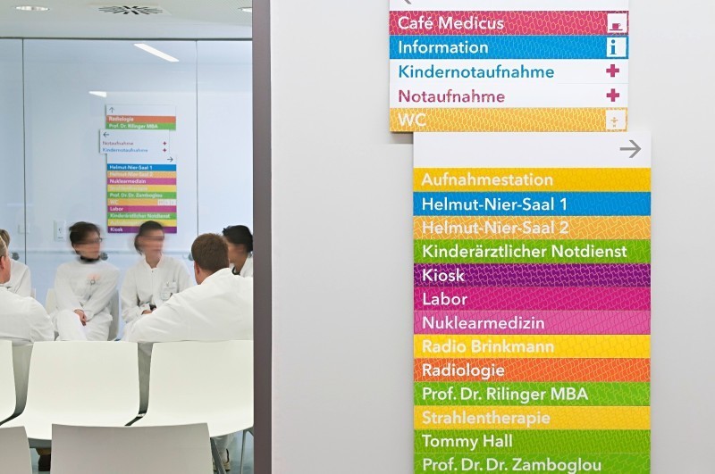 Farbe ordnet Bereiche im Wegeleitsystem Krankenhaus, Foto aus dem Bestand